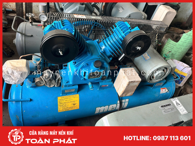 Khách hàng kiểm tra máy nén khí Hitachi bãi Nhật tại kho Máy nén khí bãi nhật Meiji