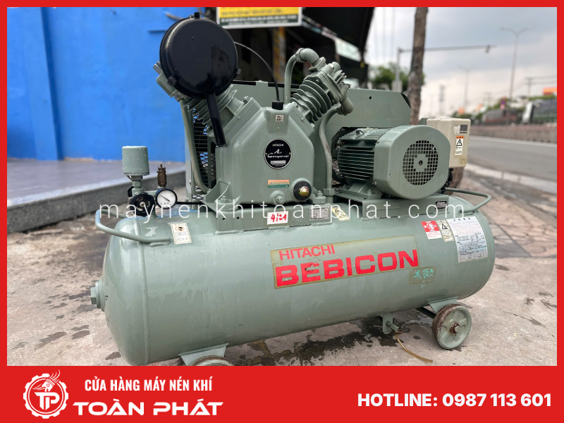 Một góc trưng bày các dòng máy nén khí cũ giá rẻ chất lượng tại kho hàng chuyên nghiệp Máy nén khí cũ giá rẻ chất lượng