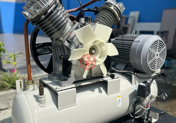 Máy Nén Khí Cách Âm Anest Iwata 7.5 HP 5,5 KW tích hợp sấy khí 2 cấp zin Nhật.